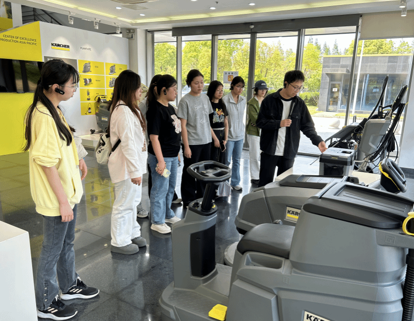 德語(yǔ)專業(yè)學(xué)生赴卡赫開(kāi)展清潔服務(wù)實(shí)踐活動(dòng) 語(yǔ)言能力與職業(yè)素養(yǎng)的雙重提升